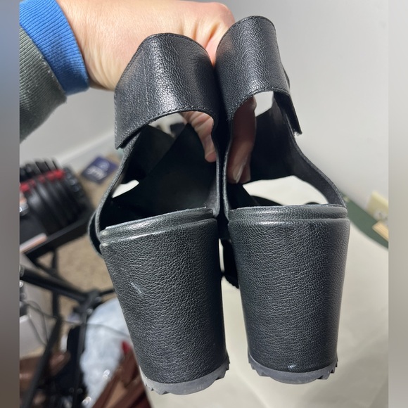 EILEEN FISHER Whimsy Wedge Sanal in a size 8 Black
Style No. EF47893 - Picture 7 of 10